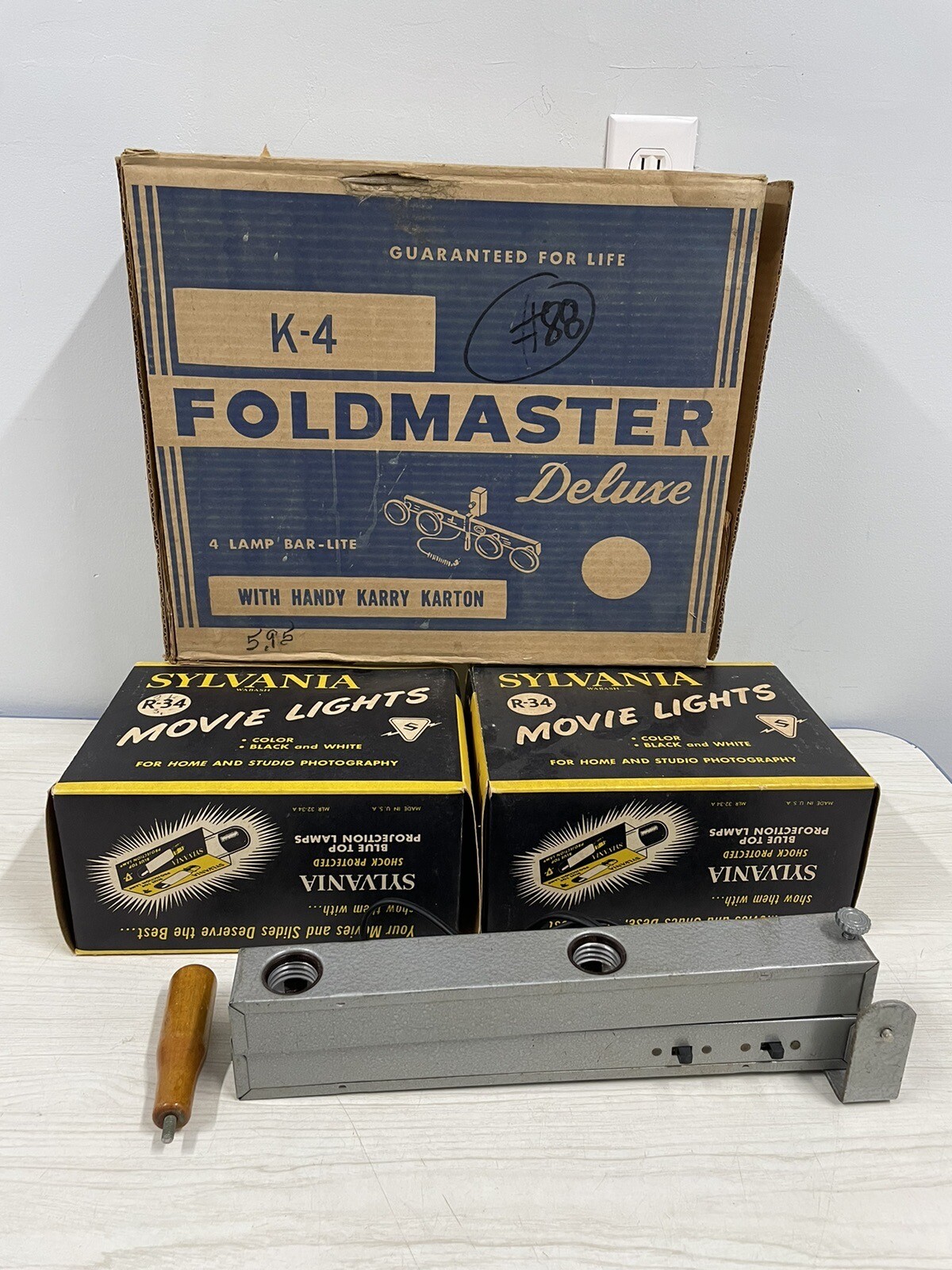 Vintage K-4 Foldmaster Deluxe Vintage Movie Camera Light Untested See Pics