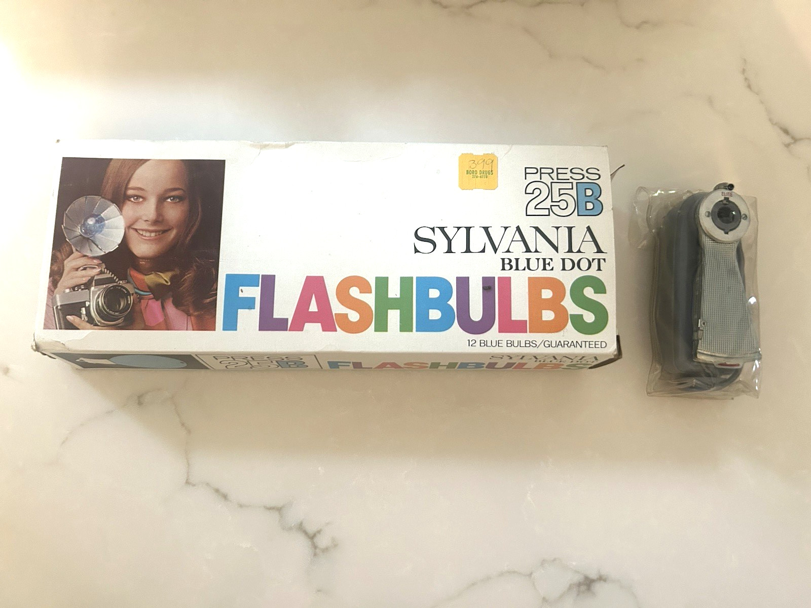 VINTAGE ELITE ROYAL FOLDING FLASH W/ SYLVANIA BLUE DOT BULBS PRESS 25B