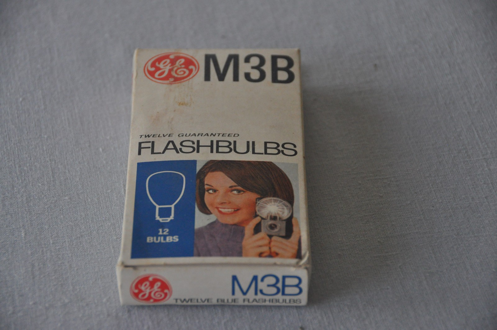 Vintage GE M3B Blue Flashbulbs, 11 Bulbs
