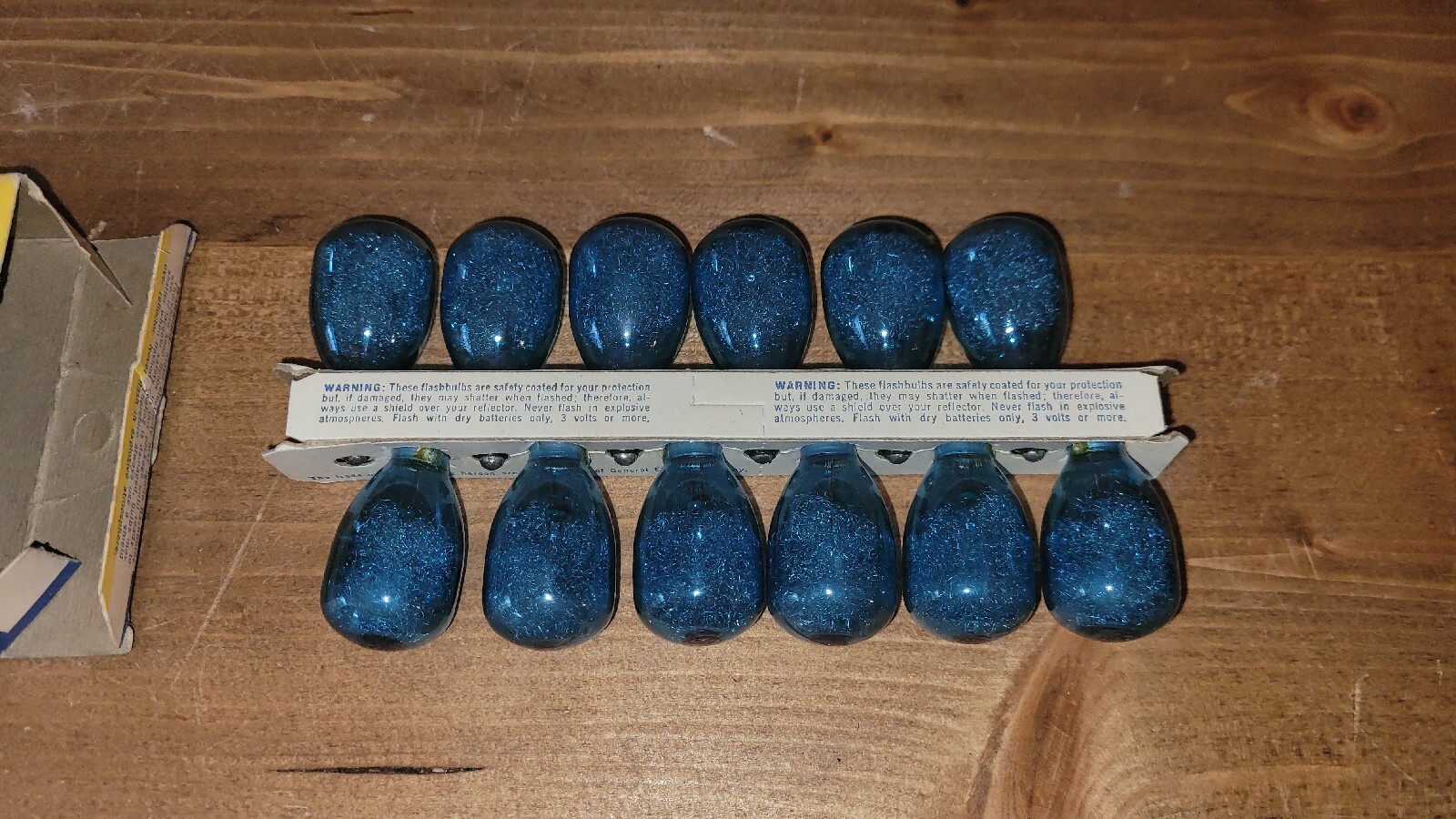 Vintage Set Of 12 General Electric Blue M2B Rhenium Flashbulbs in Original Box