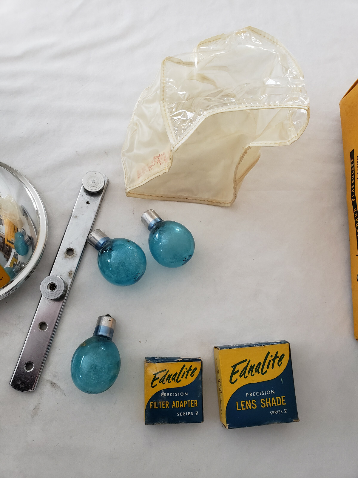 Vtg KODAK STANDARD FLASHOLDERBOX 3 flash bulbs & ednalite lens shade, filter ad