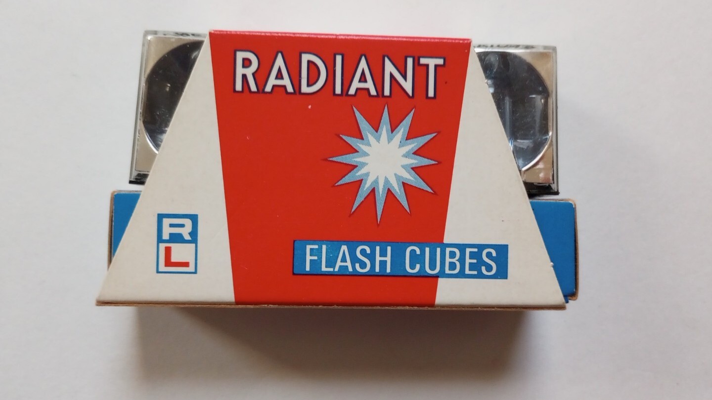 2 Vintage Sylvania GTE Blue Dot Flash Cubes 3 Pack & 1 Pack Radiant Flash Cubes