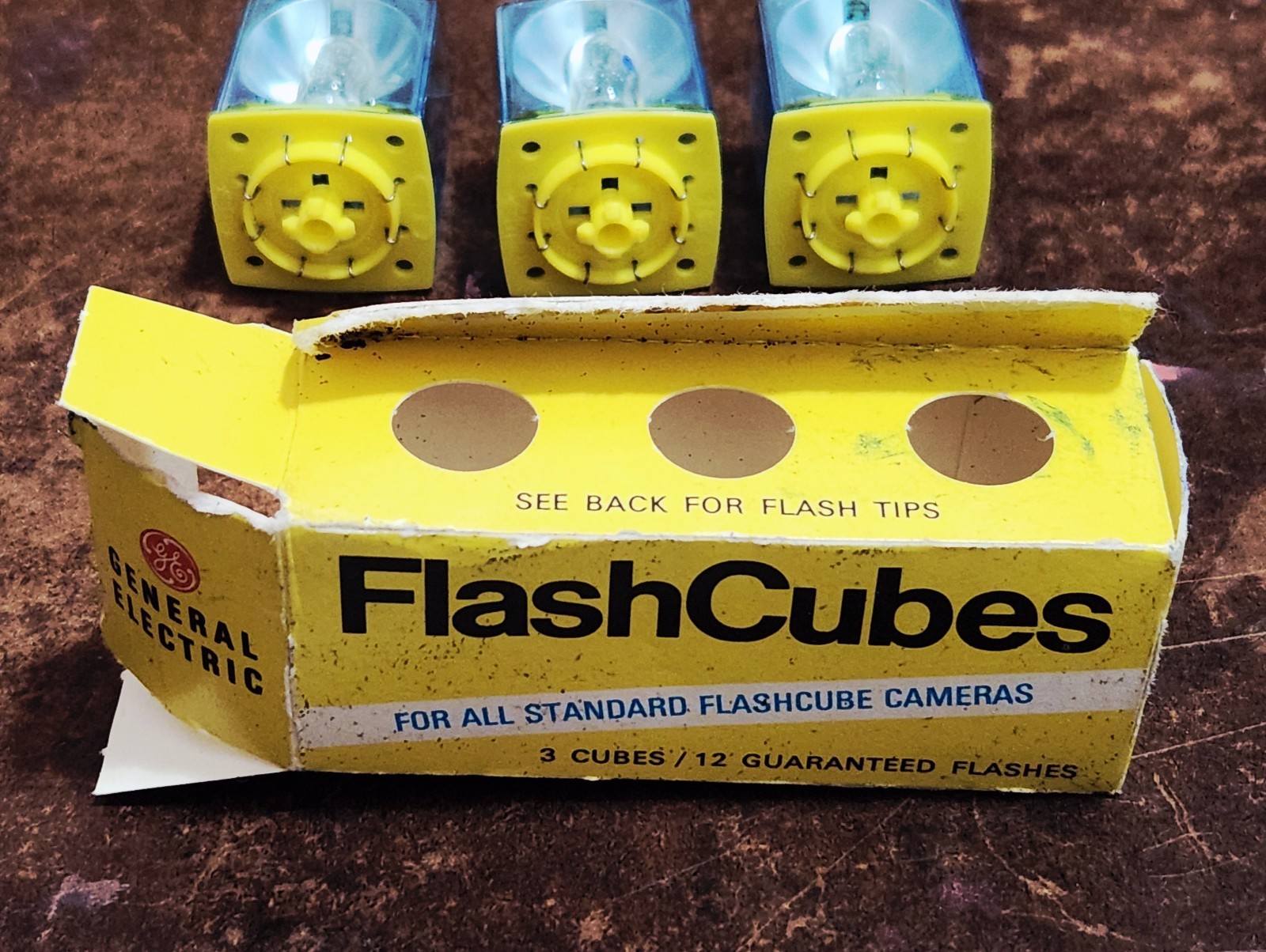 ESTATE FIND: Lot Of (2) 3 Pks Vtge General Electric FlashCubes Unused