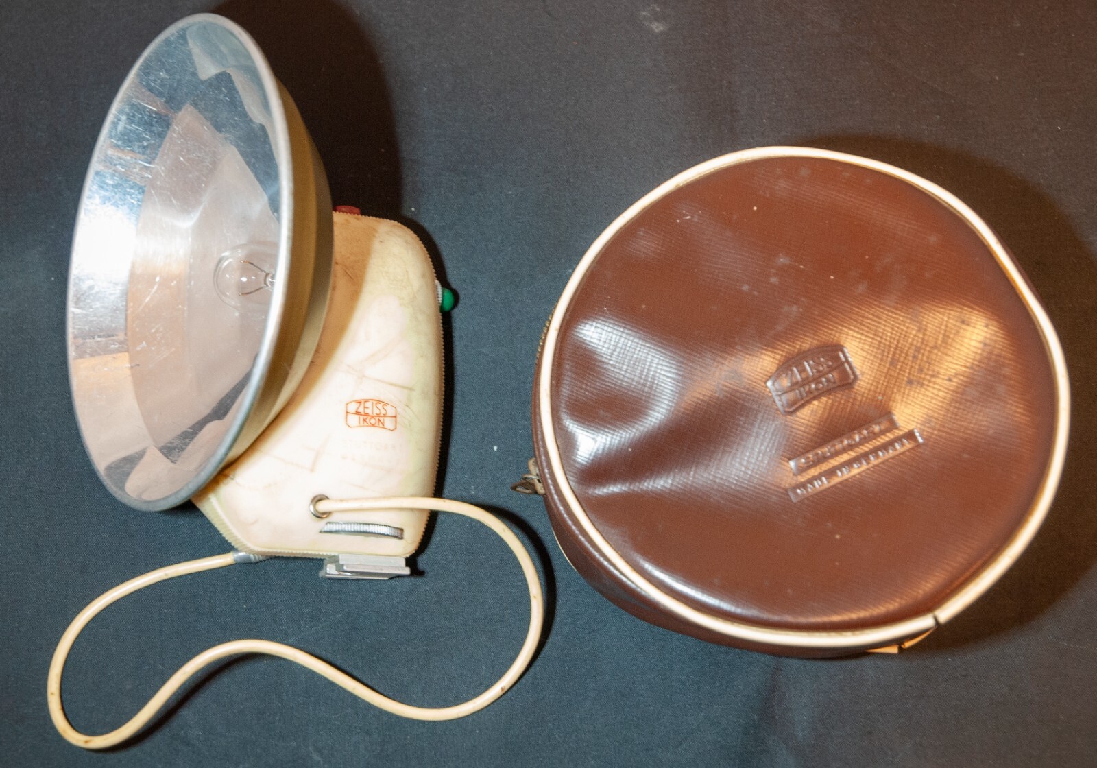 Vintage ZEISS Ikon Ikoblitz 1316 Flash For Camera w/Original Vinyl Carry Case