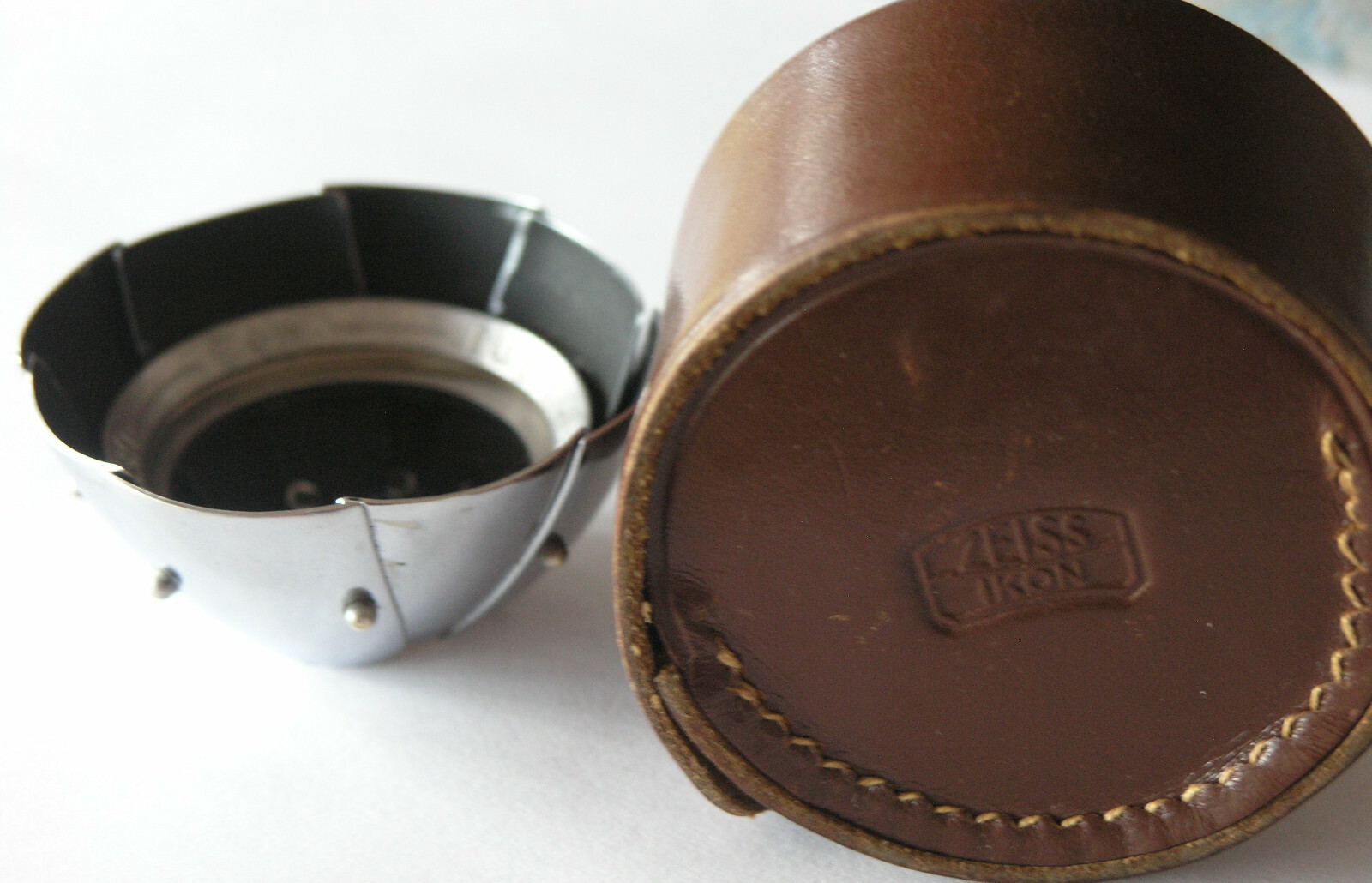 B+W TULIPAN spring-loaded metal Lens Shade for 27-37mm push-on mount+Zeiss case