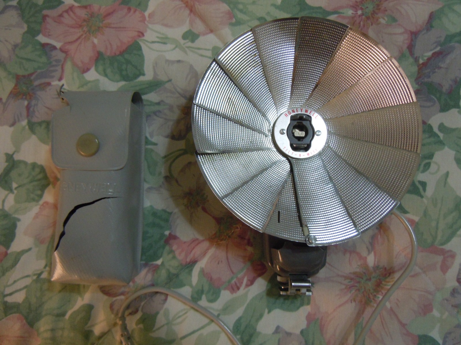 Honeywell Tilt-A-Mite Fan Style Flash w/ Case Capacitor Battery (Made in Japan)
