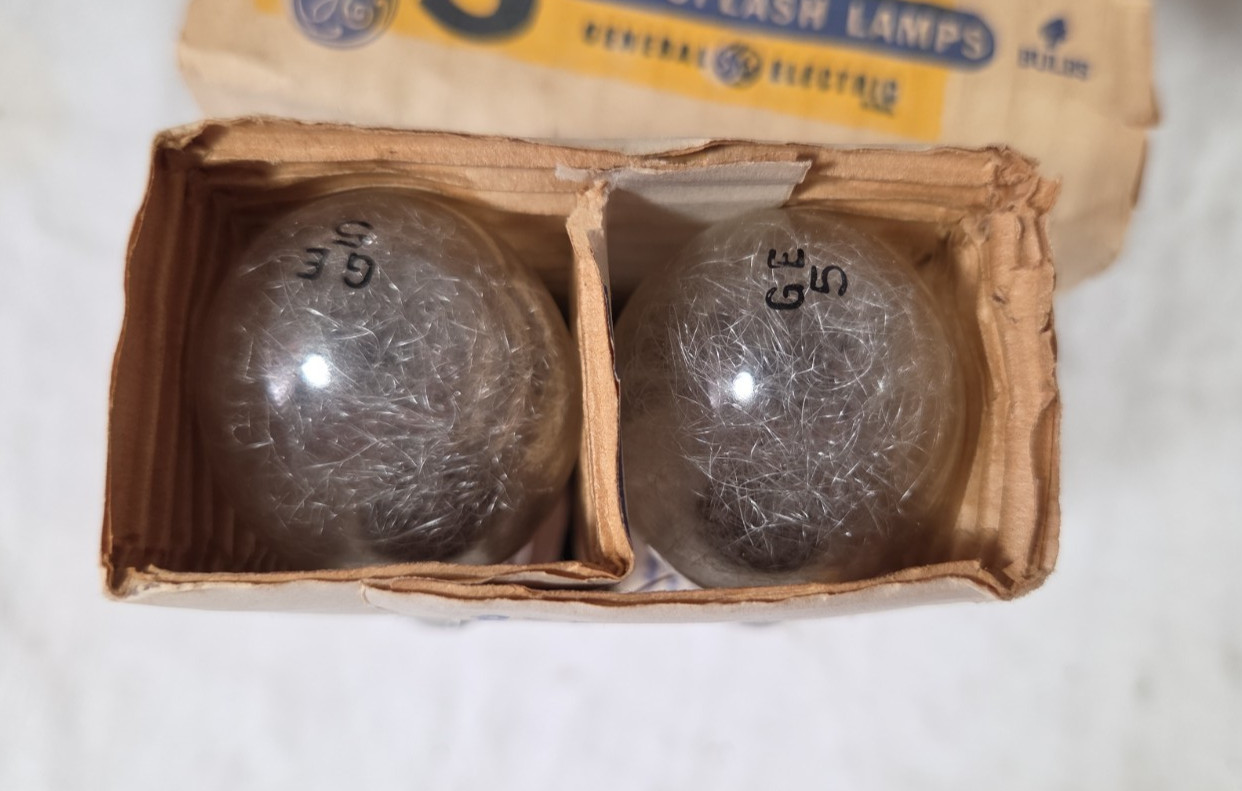Lot of 12 – Vtg GE Flashbulbs #5 / PHH5 New Old Stock