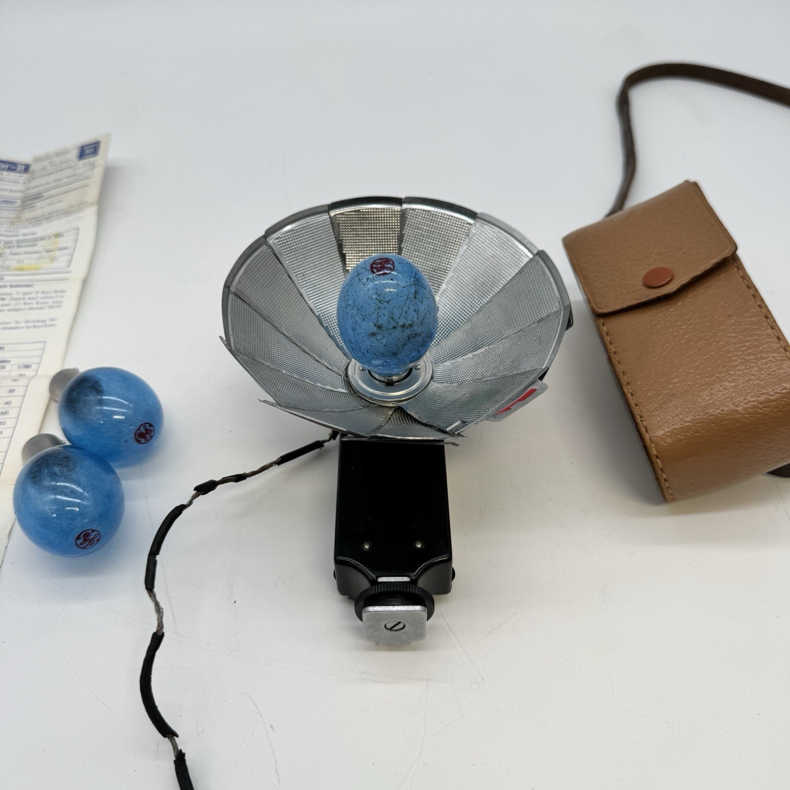 Vintage ACCURA Folding Fan Camera Flash Bulb Reflector w/ Original Gray Case