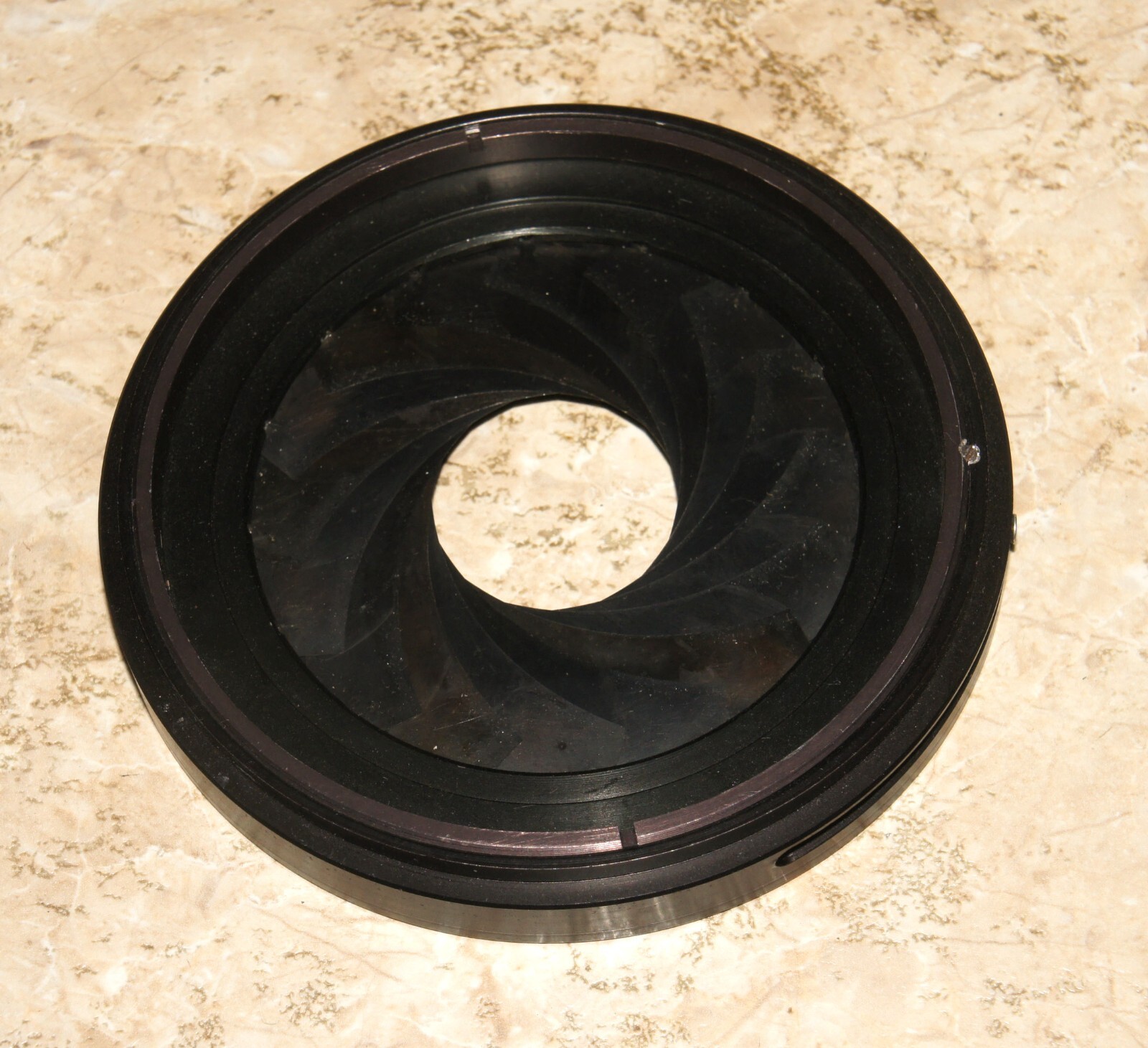 Aperture mechanism with 16 blades for large format lens or other purposes