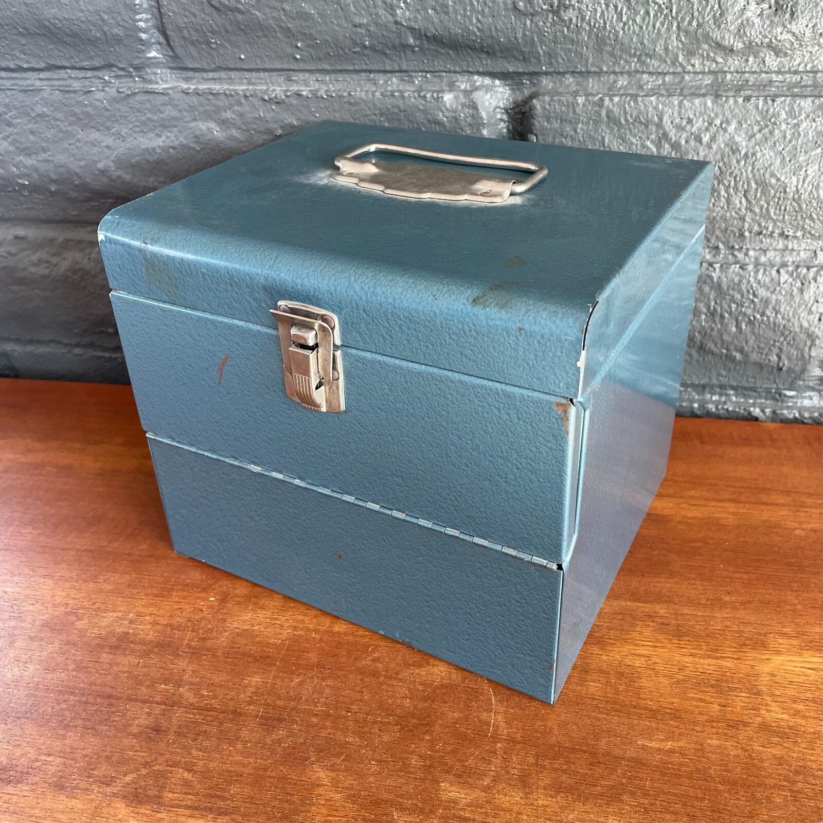 Large De Luxe Movie Reel Chest Holds 12 7 inch or 5 inch reels