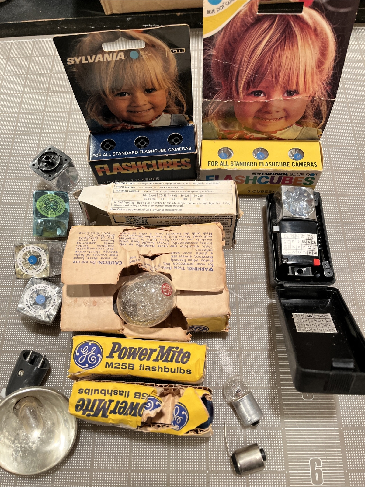 Vintage Flash Cubes Lot – Sylvania Blue Dot and G E 13 Cube Lot , More