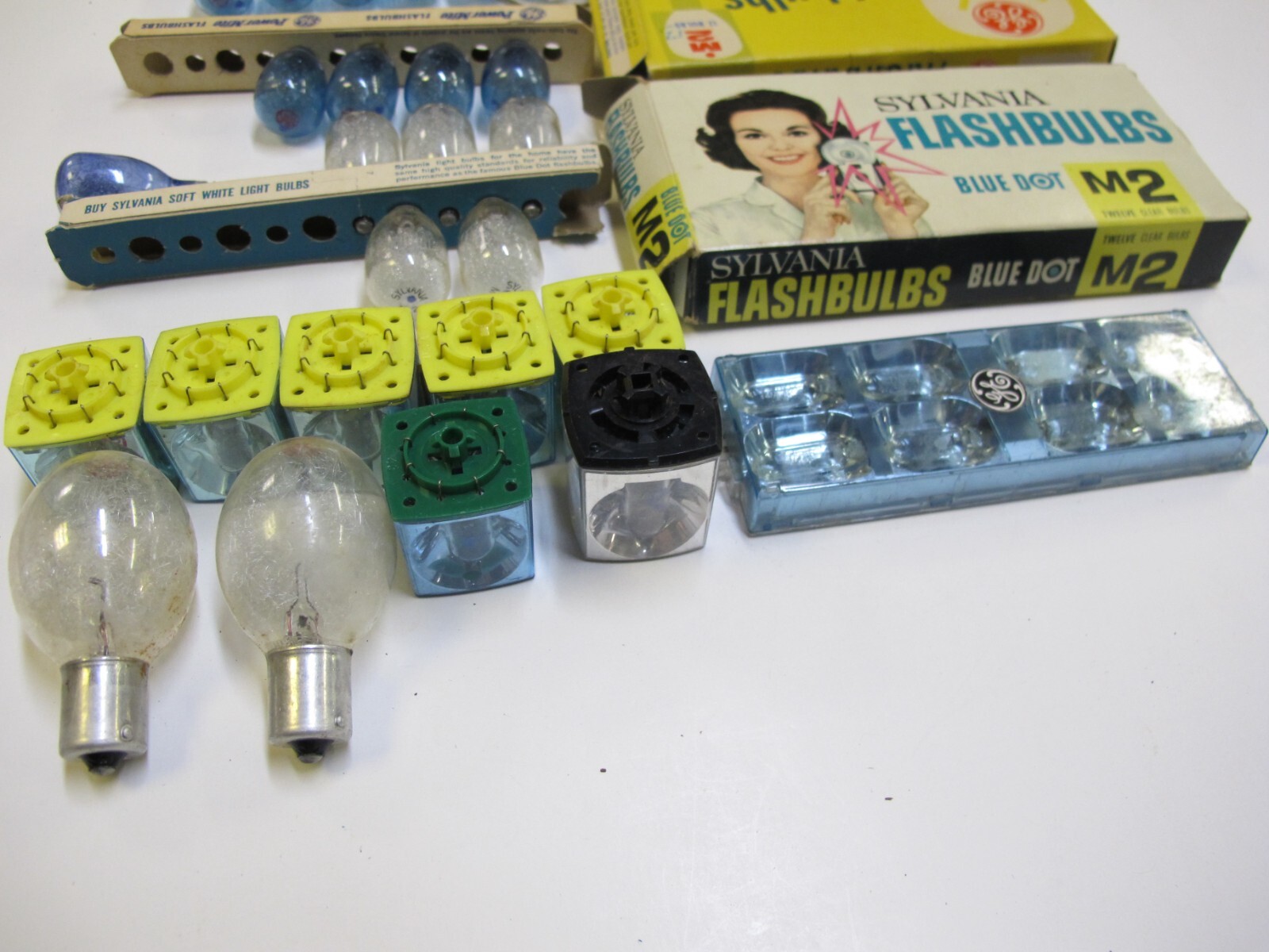 5 M2 clear, 4 blue M2, 13 M3b Flash bulbs, 7 flash cubes, 1 flip bar and 2 large