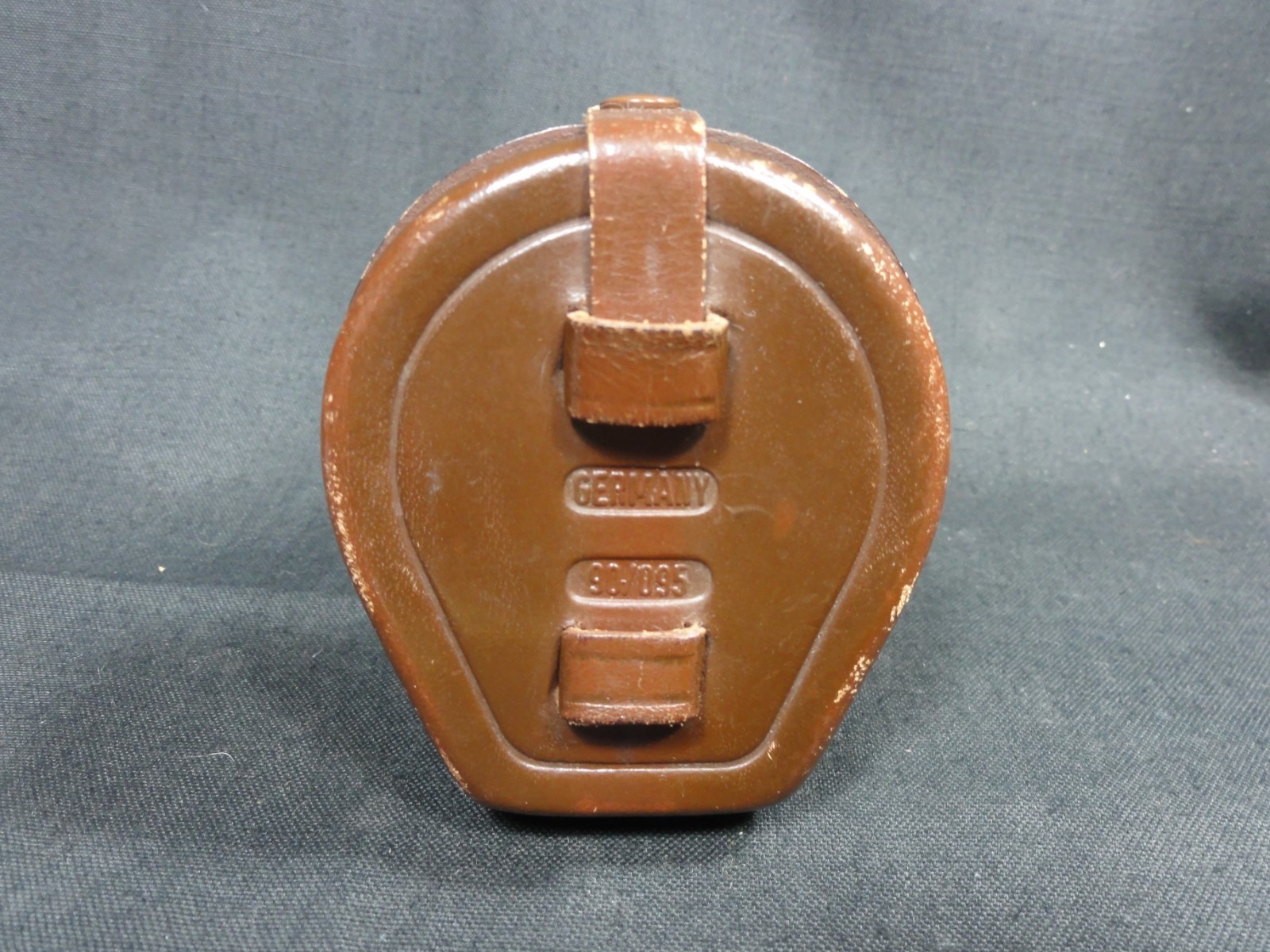 VOIGTLANDER VITO 310/32 PUSH ON LENS SHADE WITH LEATHER CASE