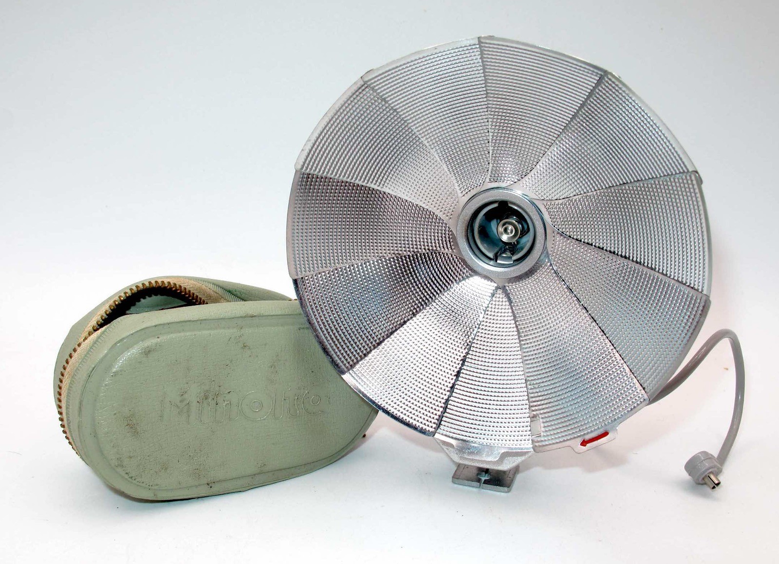 *VINTAGE* VERY EARLY MINOLTA FAN BULB FLASH UNIT W/CASE