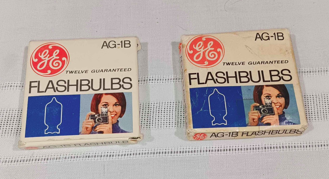 Lot Of 18 General Electric GE AG-1B Flash Bulbs