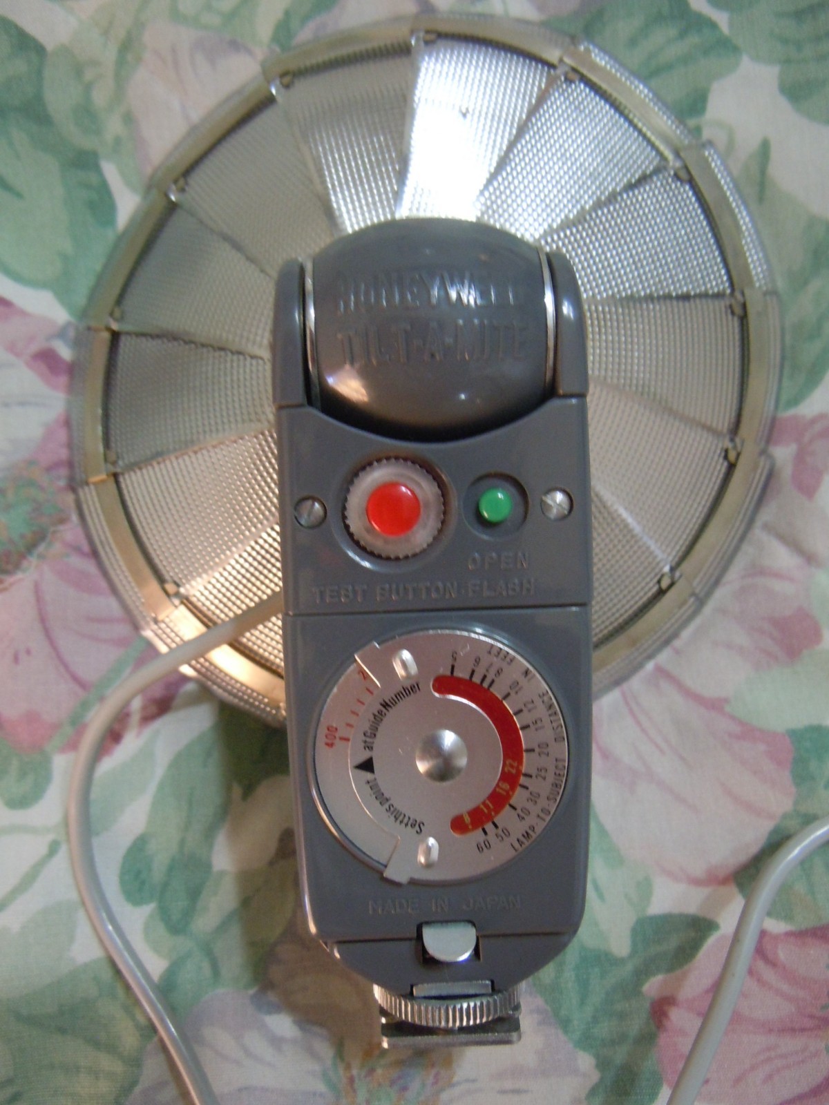 Honeywell Tilt-A-Mite Fan Style Flash w/ Case Capacitor Battery (Made in Japan)