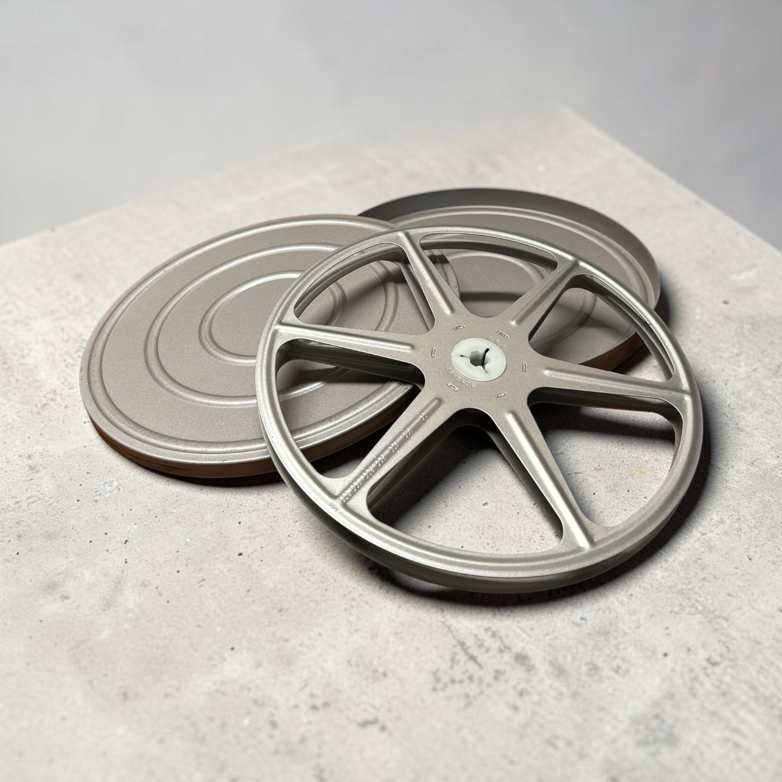 Vintage Scherer Ez-Grip 16mm 400 ft. Metal Movie Reel 7” w/ Case Can USA