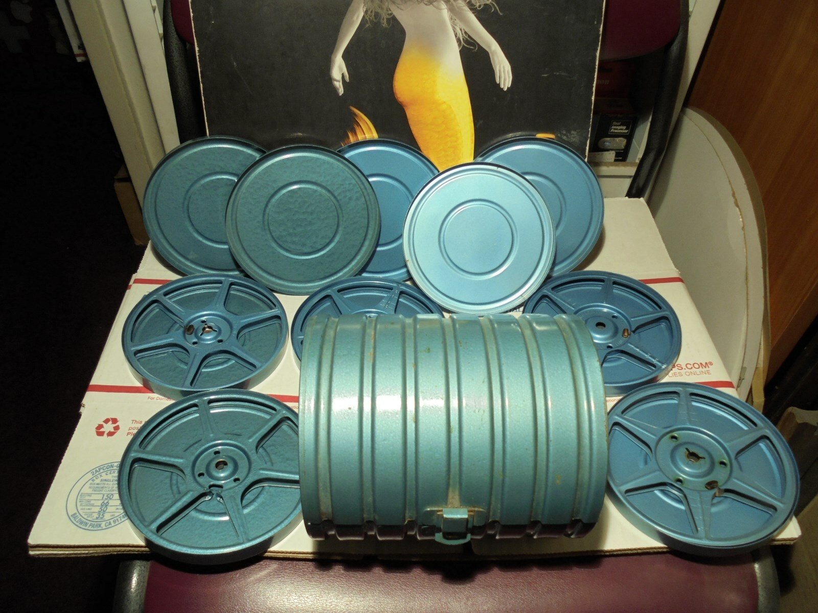 8 MM COMPCO 5-TIN CANISTERS 5-REELS 1-LG RETRO TOTE CARRIER