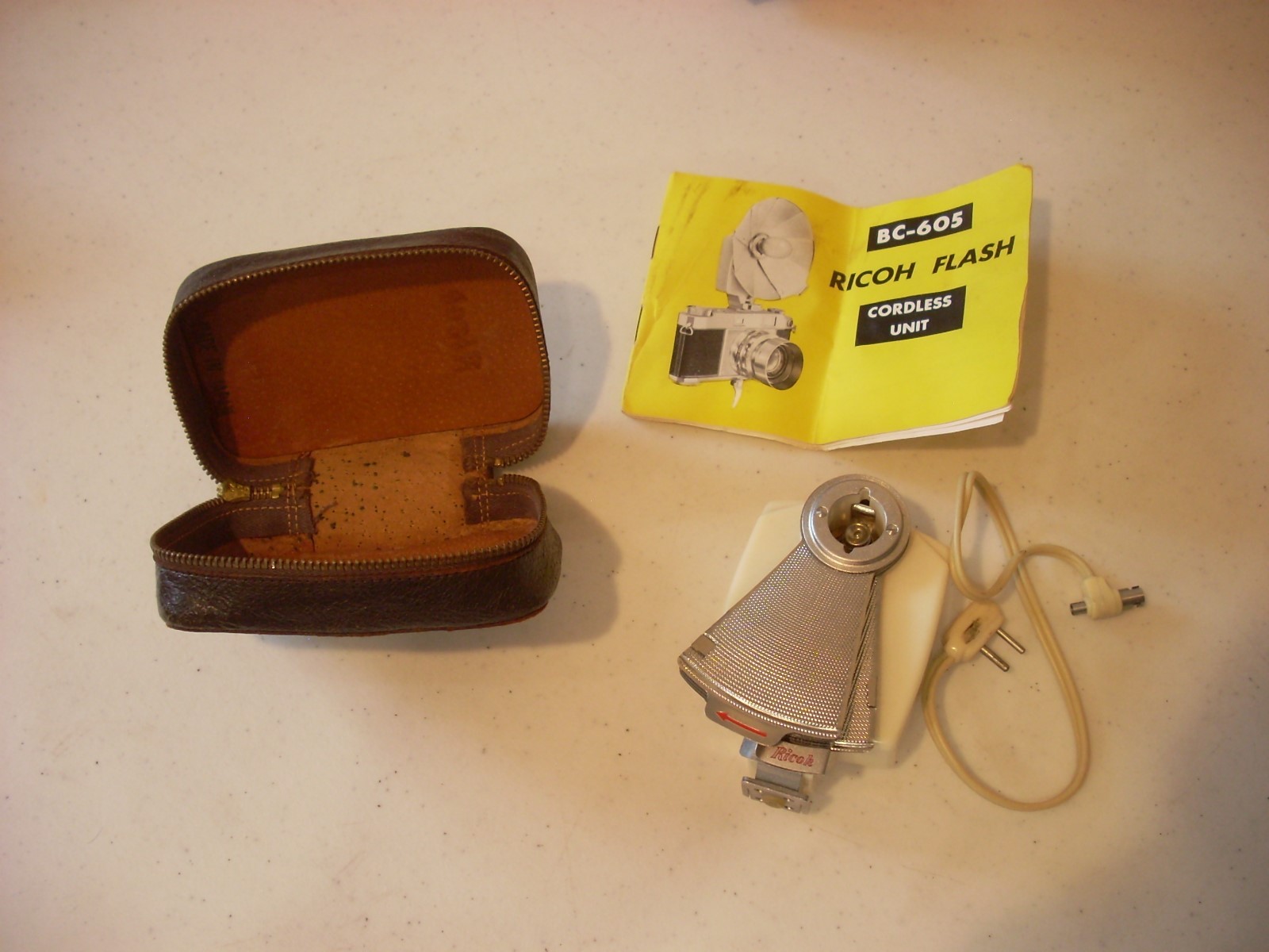 RICOH Flash BC-605 with leather case and cord and manal Very Nice