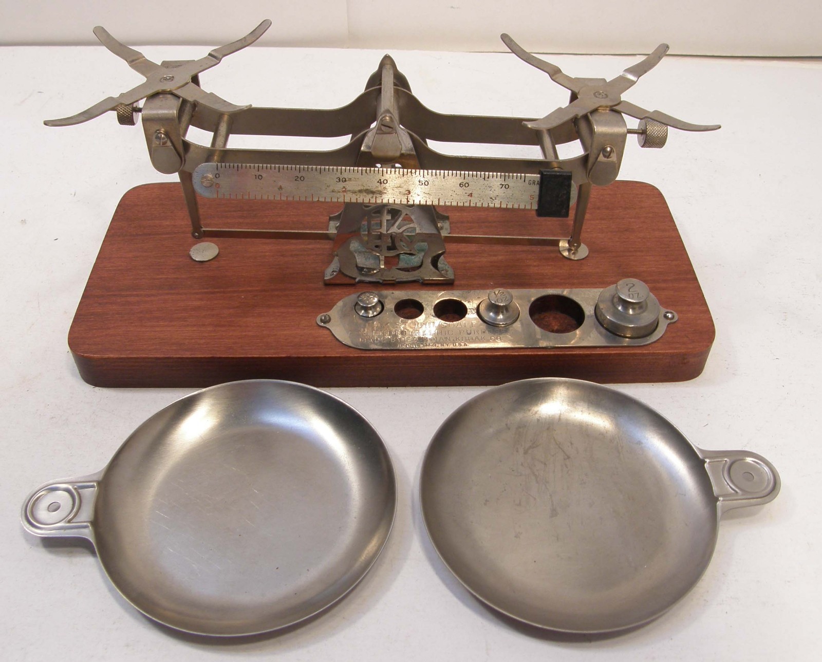 VINTAGE EASTMAN KODAK PHOTOGRAPHIC STUDIO SCALE W/WOODEN BASE PANS SOME WEIGHTS