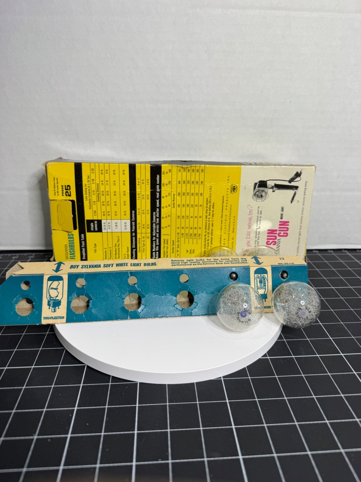 Graphlex Graphlite Jr flash, w/cable, bracket, and four bulbs in a vintage box