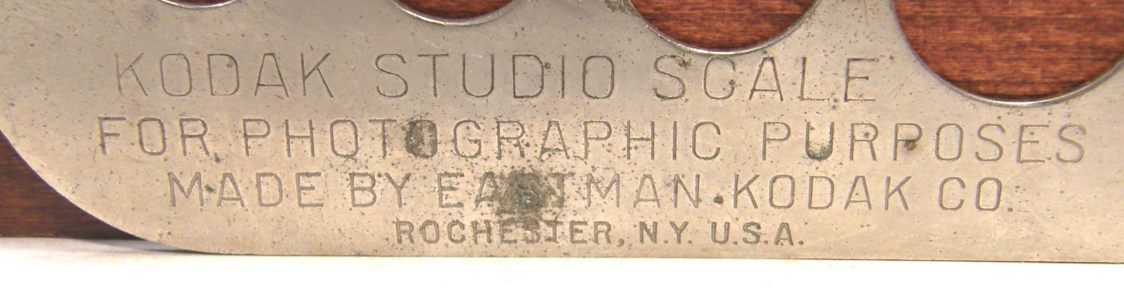 VINTAGE EASTMAN KODAK PHOTOGRAPHIC STUDIO SCALE W/WOODEN BASE PANS SOME WEIGHTS
