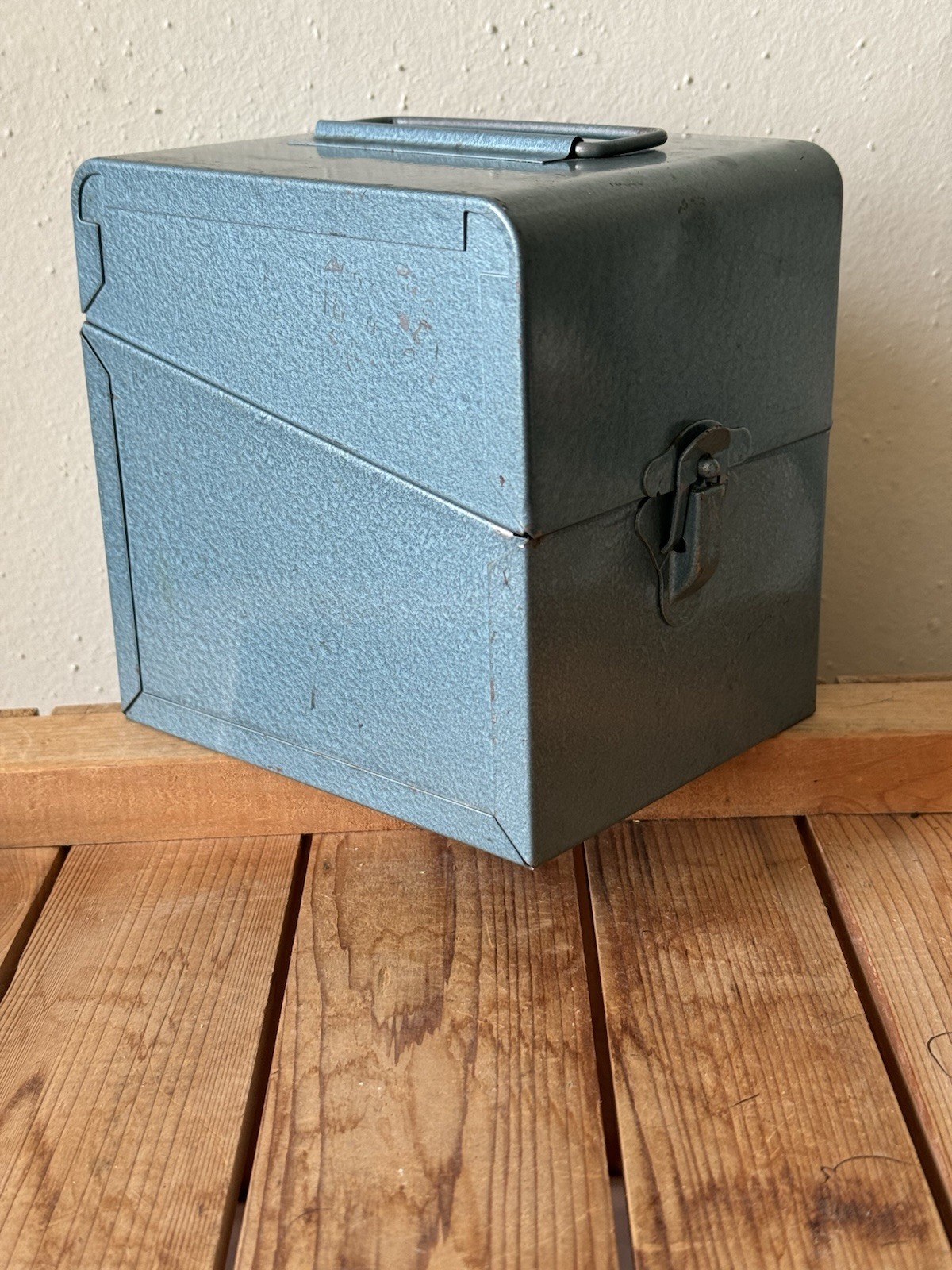 Vintage Light Gray 5″ Reels-8MM Metal Reel Storage Film Case Box