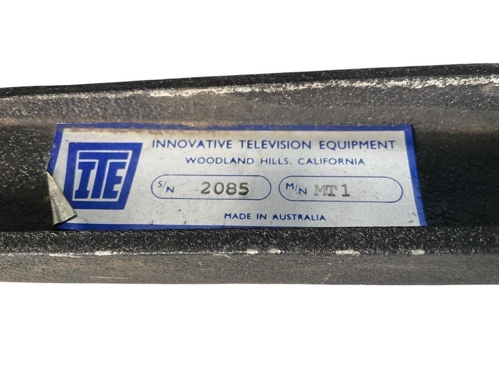 ITE MT-1 INNOVATIVE TELEVISION EQUIPMENT HEAVY-DUTY PROFESSIONAL TRIPOD