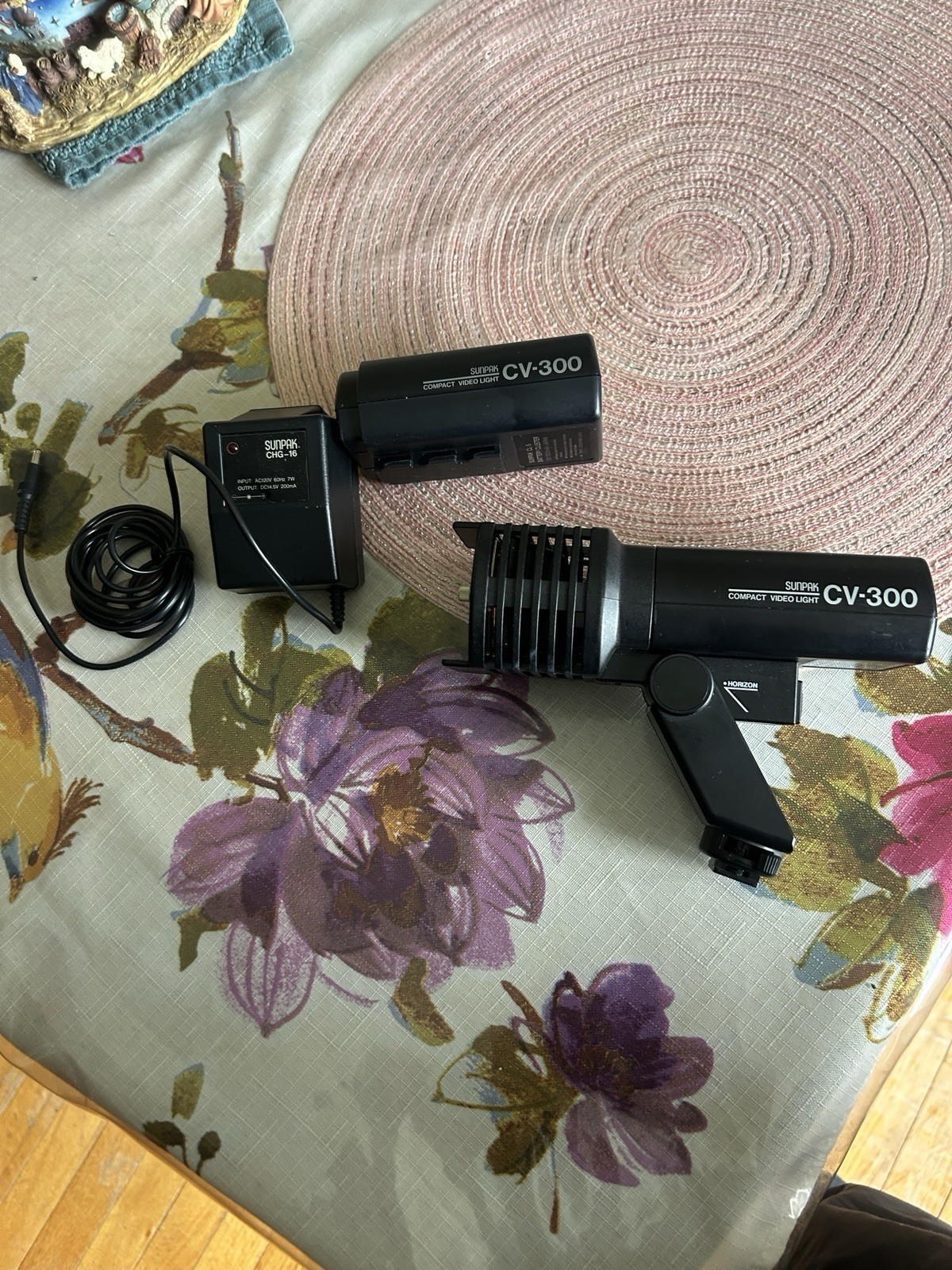 Vintage Sunpak Auto CV-300 Auto Video Camera Light 2 CL-5 Batteries A/C Charger