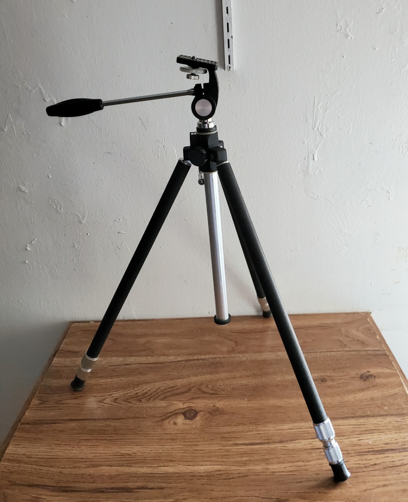 E.J. Korvette Deluxe Elevating Tripod #110 Photography Videography Box Vintage