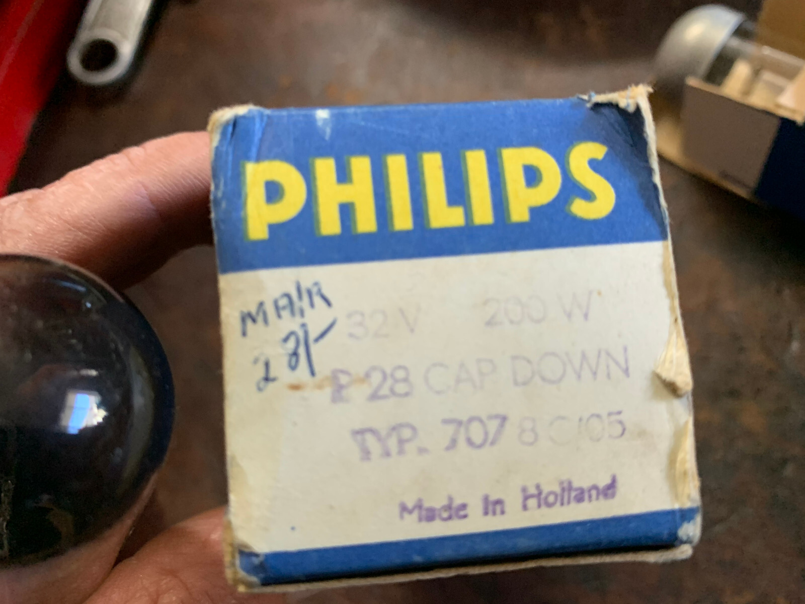 PHILIPS PROJECTOR LAMP 3.5V 100W P28 TYP.7213C/05 CAP DOWN MADE IN HOLLAND