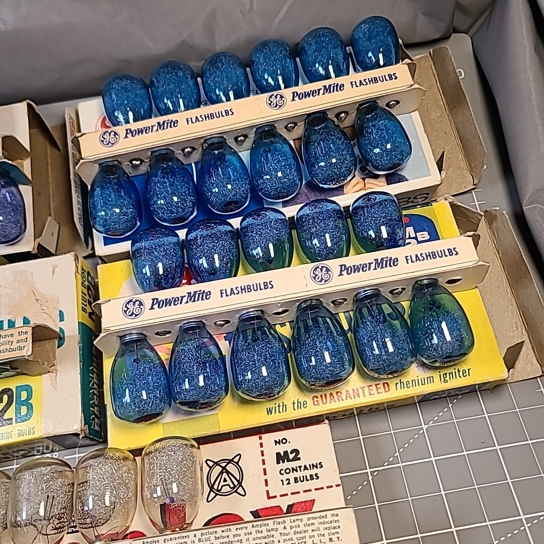 Vintage GE Sylvania M-2B Blue Flashbulbs M2B Flash Bulbs 48 flash Bulbs
