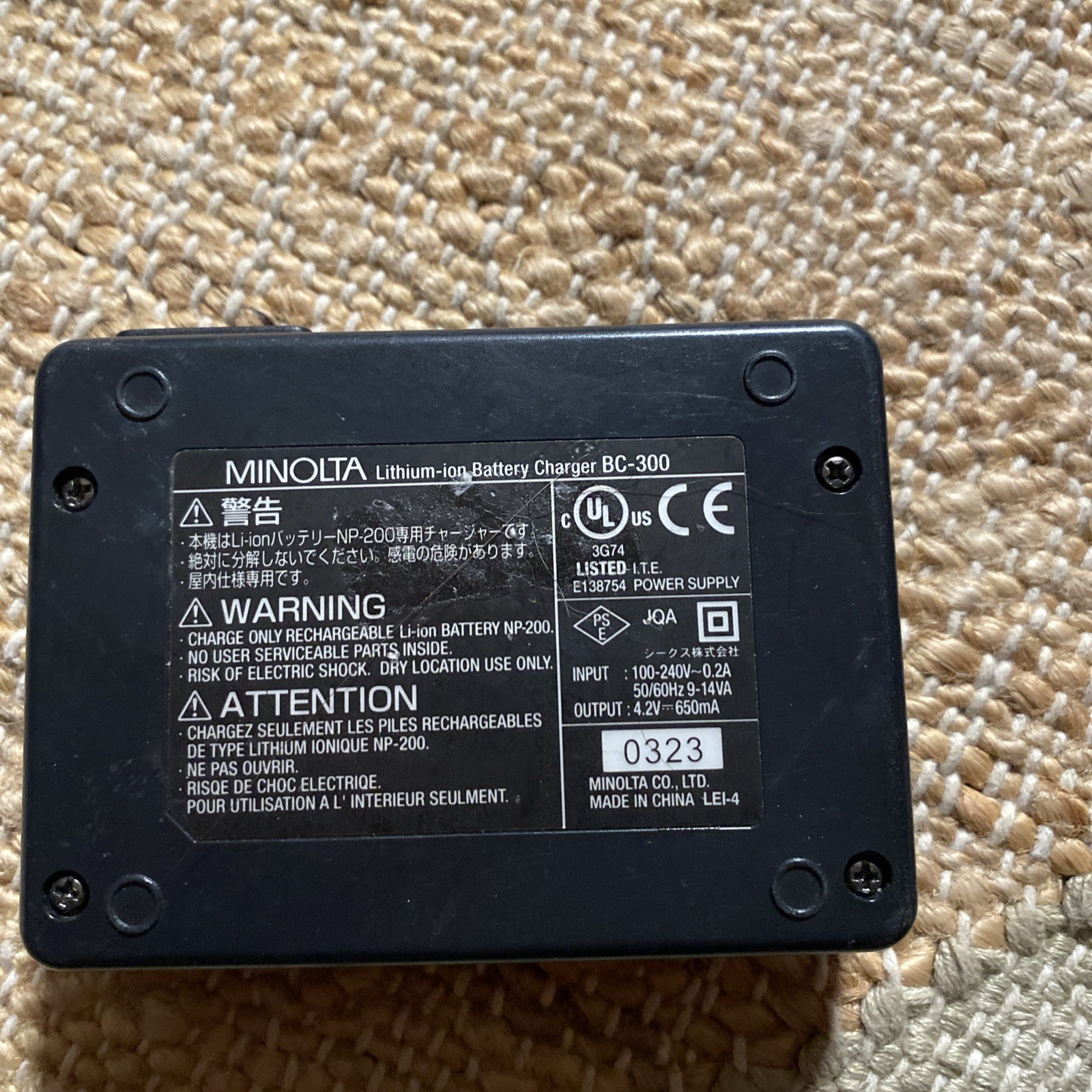 Minolta BC-300 Lithium-ion Battery Charger with AC Cord