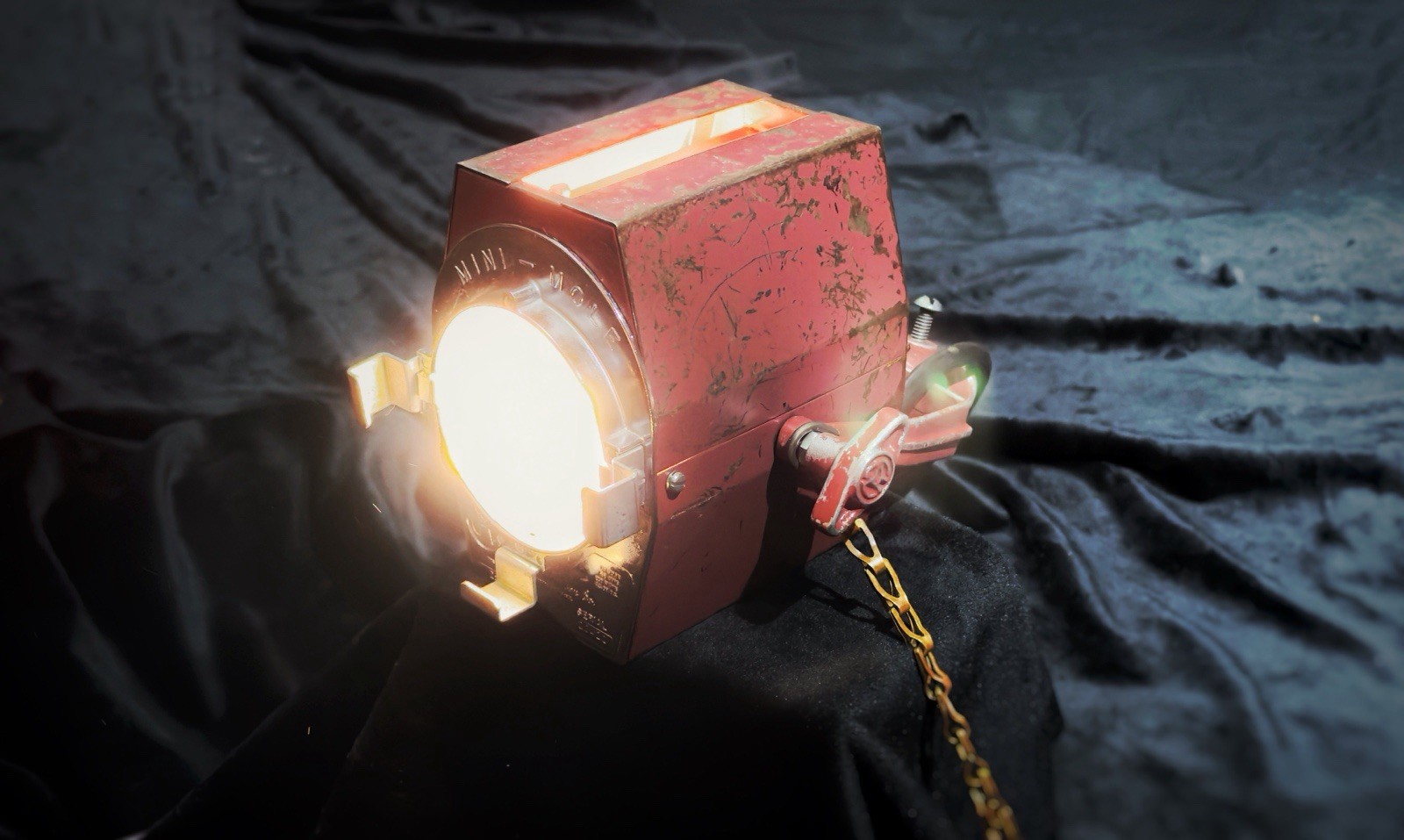 Vintage Mole-Richardson Mini-Mole Type 2801 Fresnel Film Light – Serial 20422