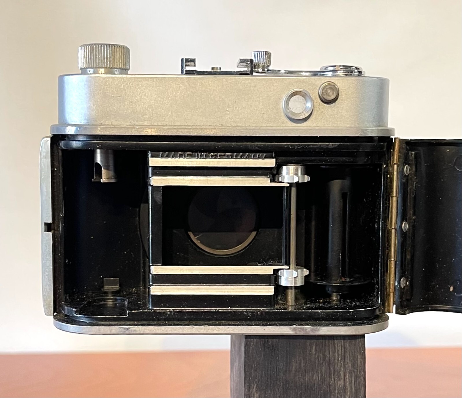DeJUR D-1 Vintage Film Camera – with Susis 129 Tripod