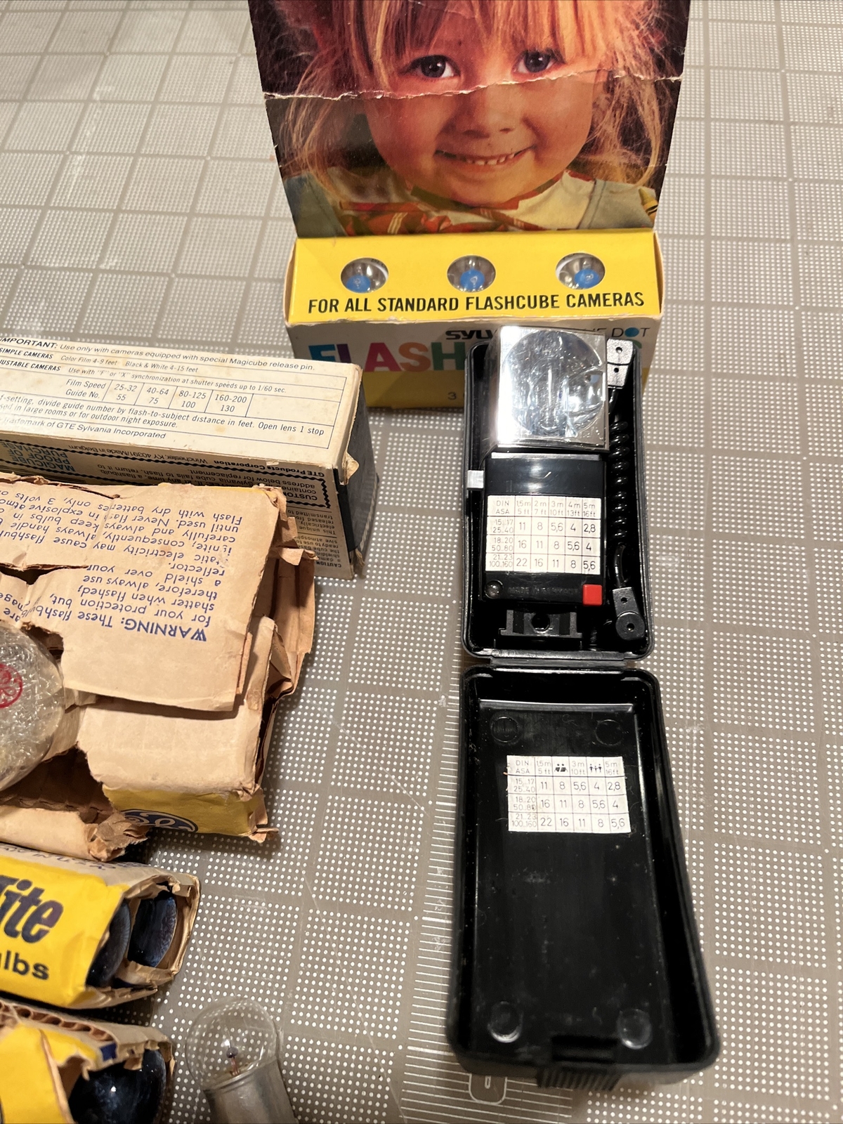 Vintage Flash Cubes Lot – Sylvania Blue Dot and G E 13 Cube Lot , More