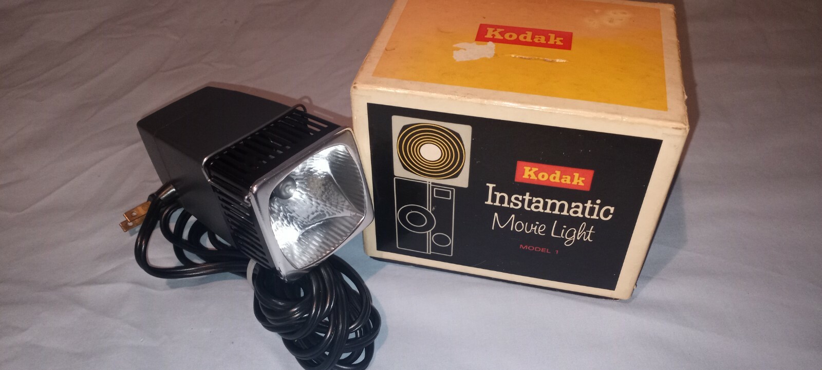 KODAK INSTAMATIC MOVIE LIGHT MODEL 1, NO. D375, MADE IN U.S.A., IN ORIGINAL BOX