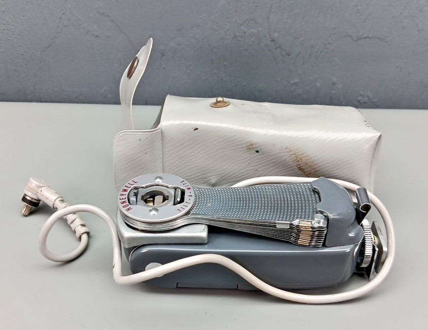 Honeywell Tilt-A-Mite Camera Flash Unit Collapsible Fan Style – Vintage