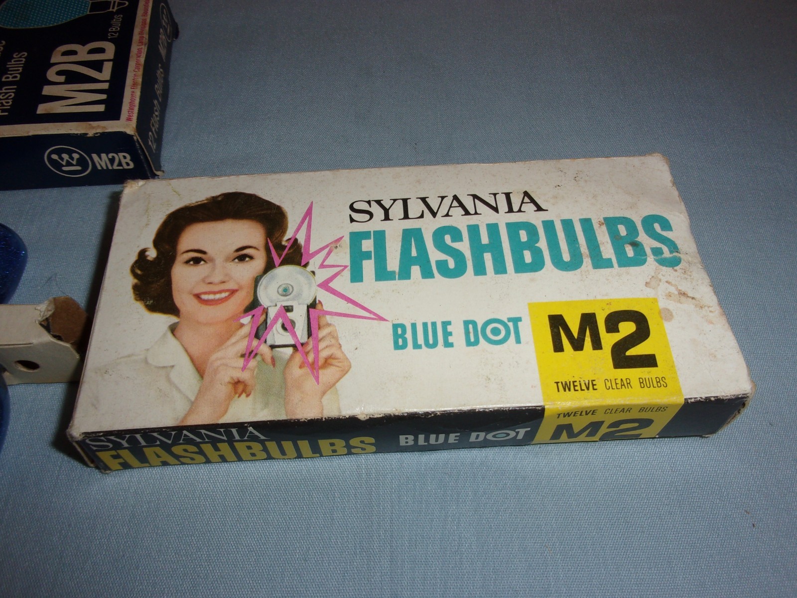 Lot of 17 Vintage Flashbulbs – Blue Dot M2 M2B Sylvania Westinghouse