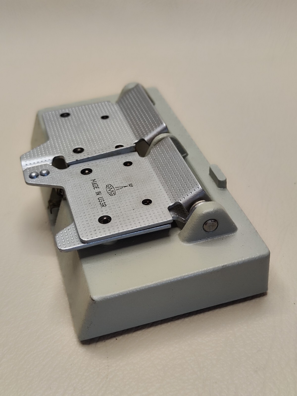 Press MPP-4 for editing, cutting and gluing 8mm, 16mm film, “super” and regular