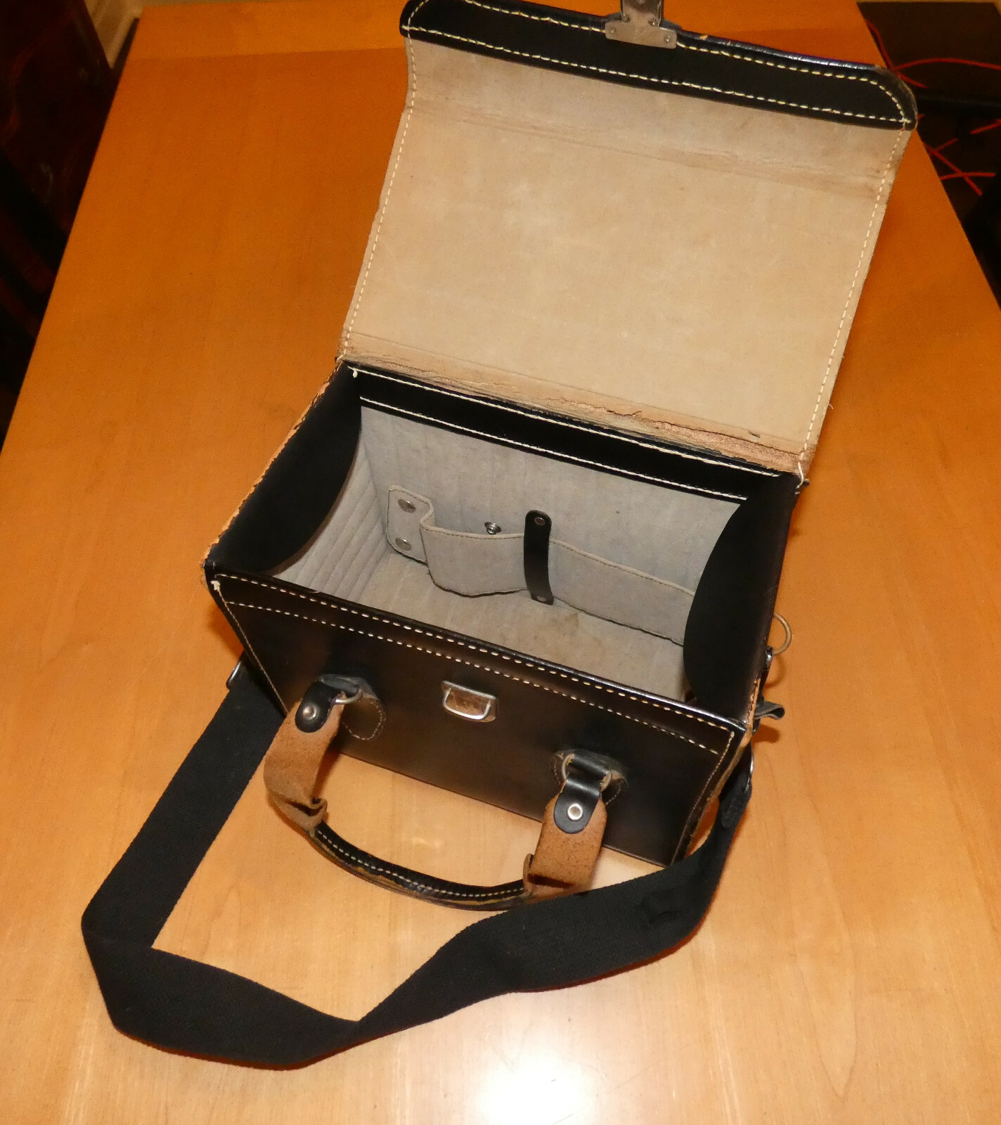 LARGE LEATHER CASE – TOWER CAMERA – VINTAGE – WITH STRAP – GEAR CASE BAG