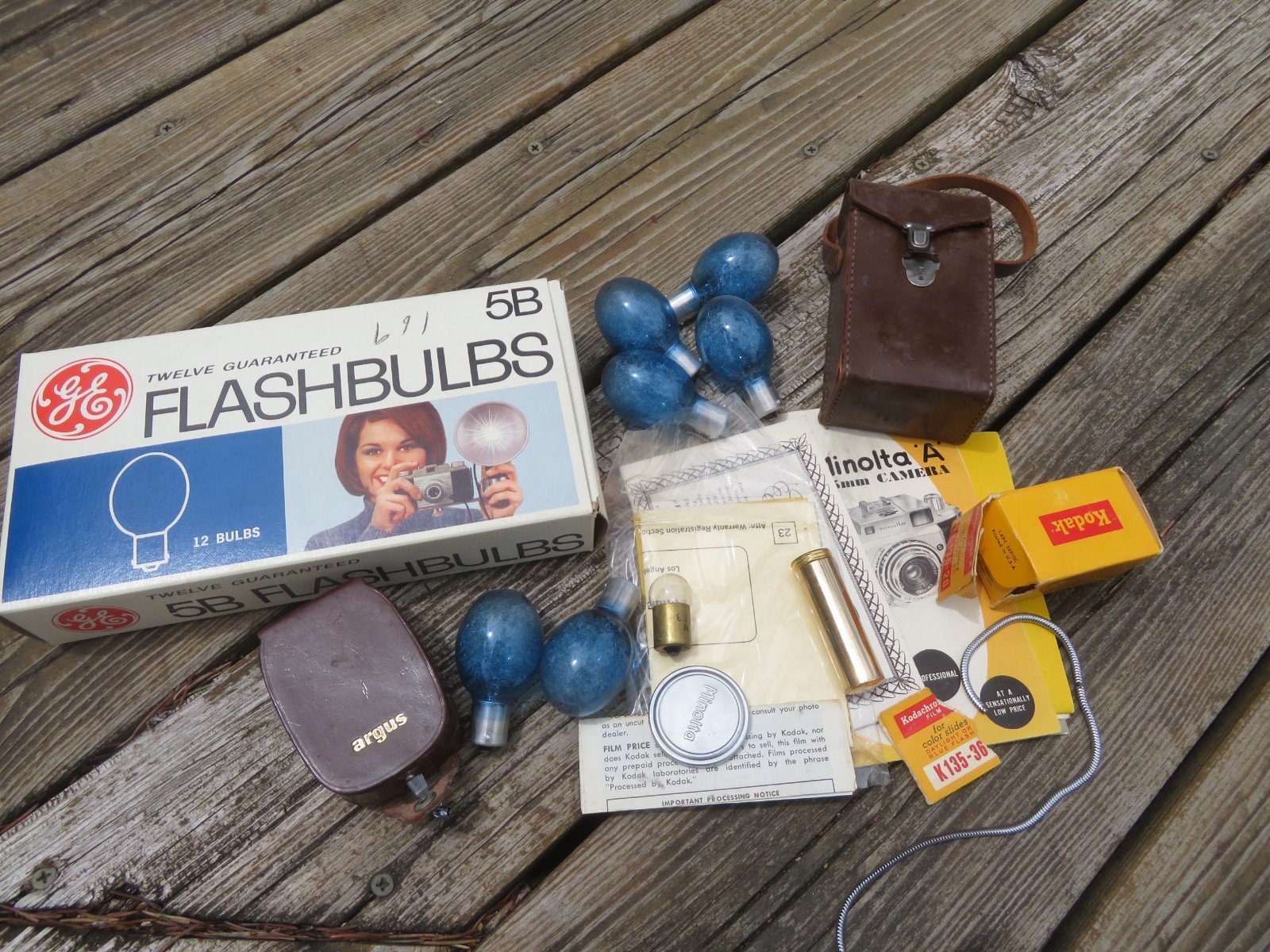 VINTAGE WALZ CAMERA, 17 BLUE GE FLASH BULBS, ARGUS L3 EXPOSURE METER ~ MISC LOT