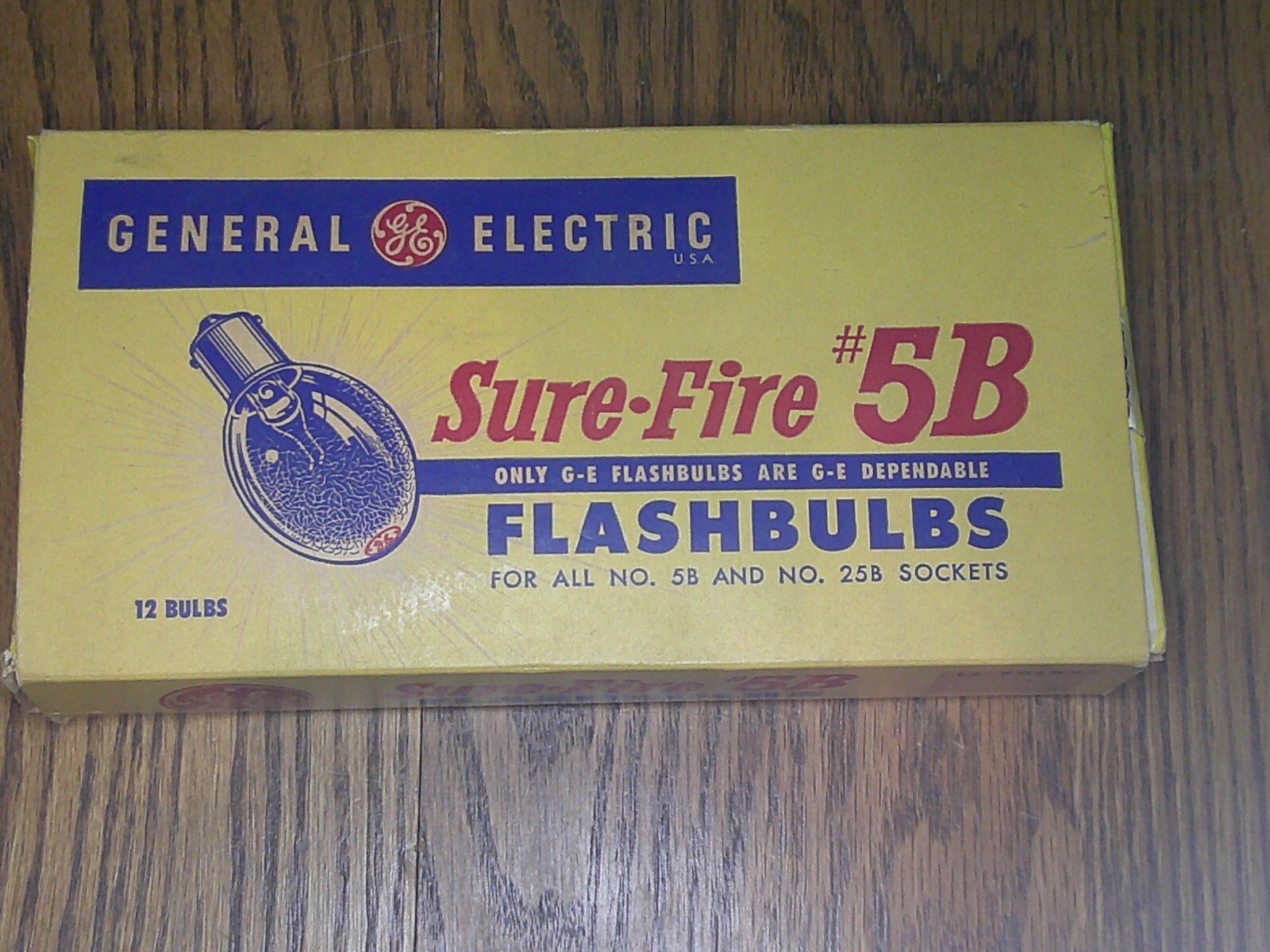 Vintage General Electric flashbulbs sure-fire # 5B in original box 12 bulbs Z18
