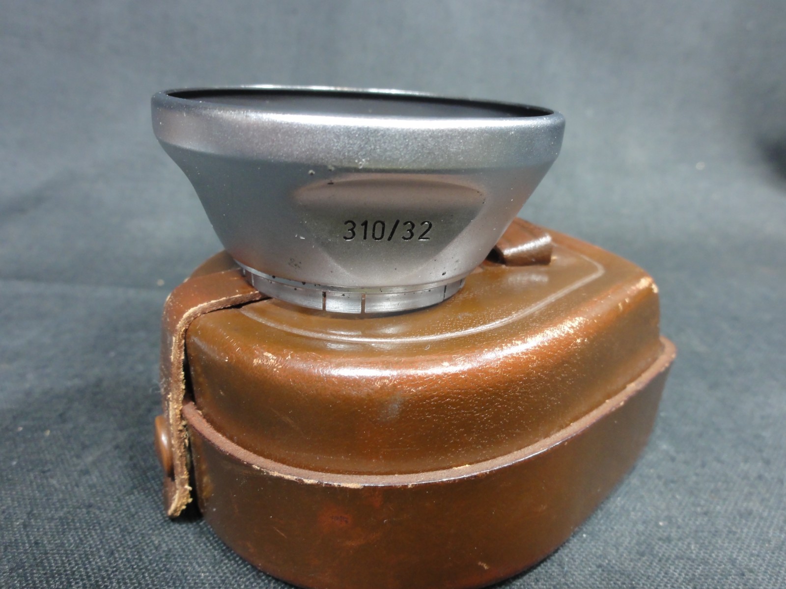 VOIGTLANDER VITO 310/32 PUSH ON LENS SHADE WITH LEATHER CASE