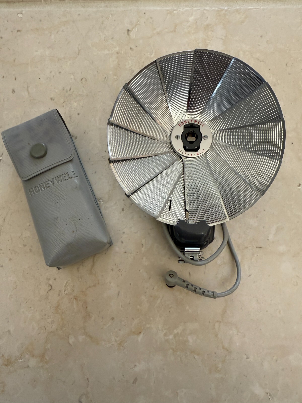 Honeywell Tilt-A-Mite Vintage Folding Flash Fan Case great condition 35mm Japan