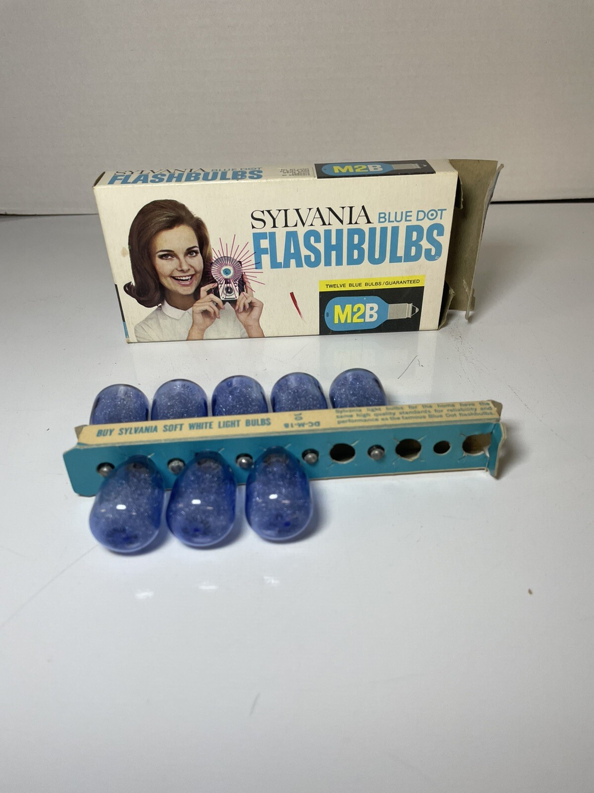 Partial Box of 8 Sylvania M2B Flashbulbs – Vintage New Flash Bulbs