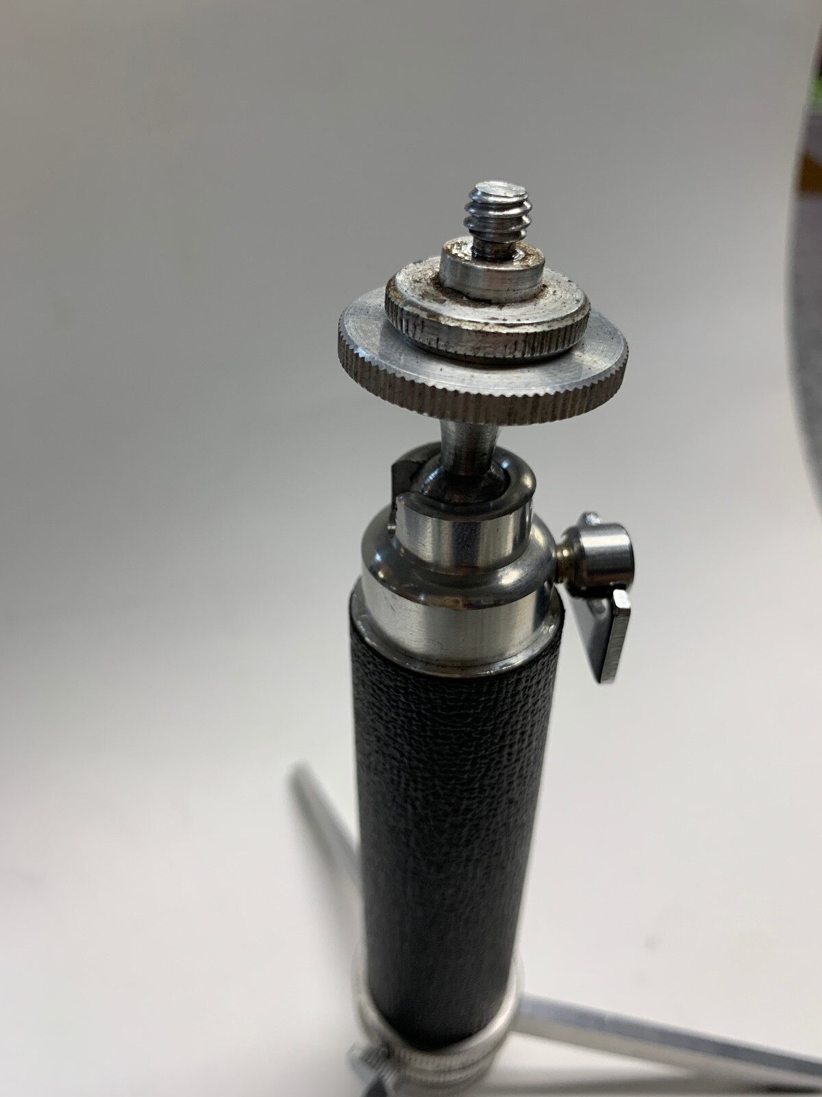 OHNAR MINIPOD 839976 ROTATING HEAD 5 1/2″ HAND HELD TRIPOD GRIP HANDLE TABLE TOP