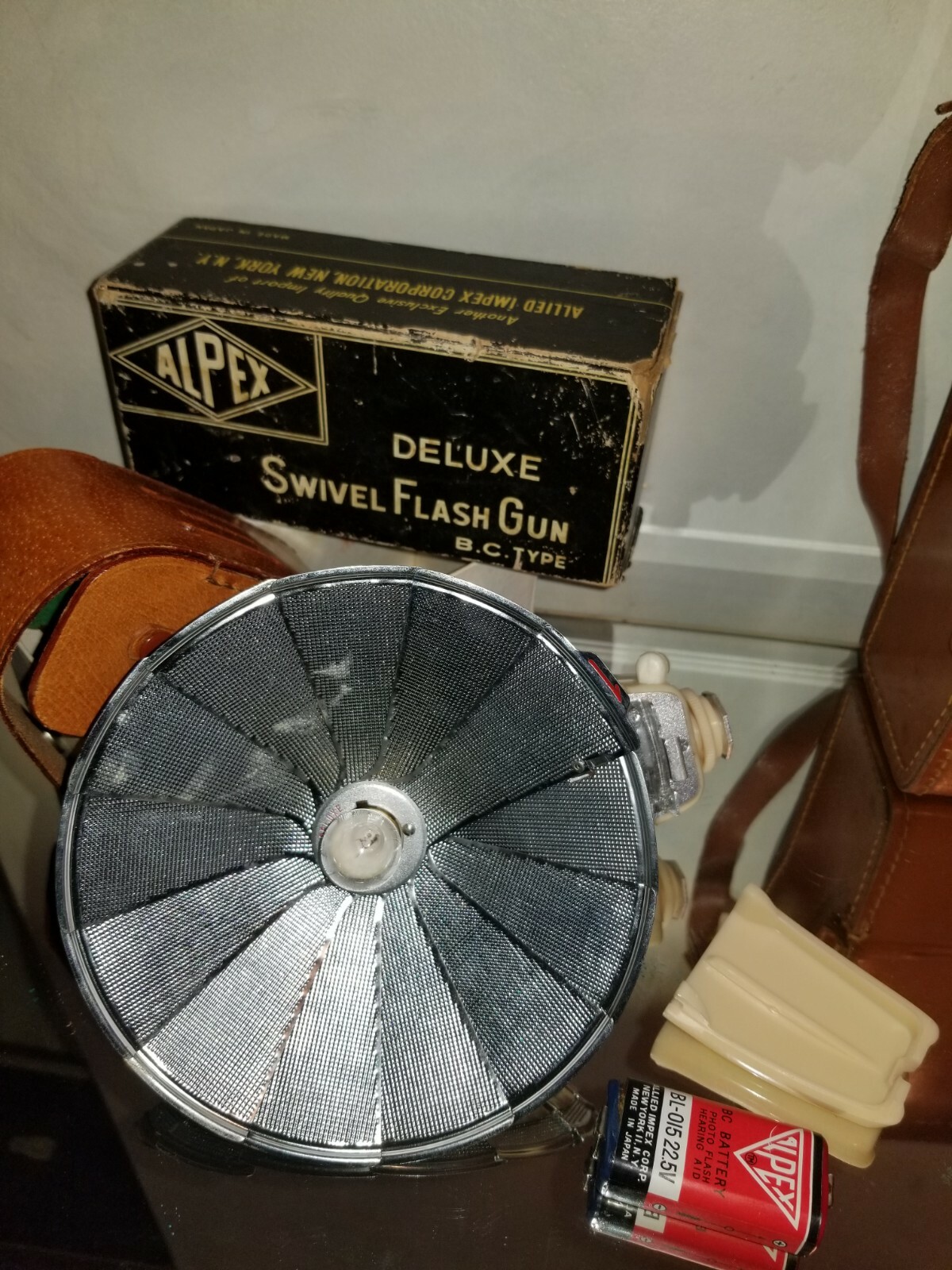 Vintage Alpex Deluxe swivel flash gun b.c. type with box and leather case NICE!