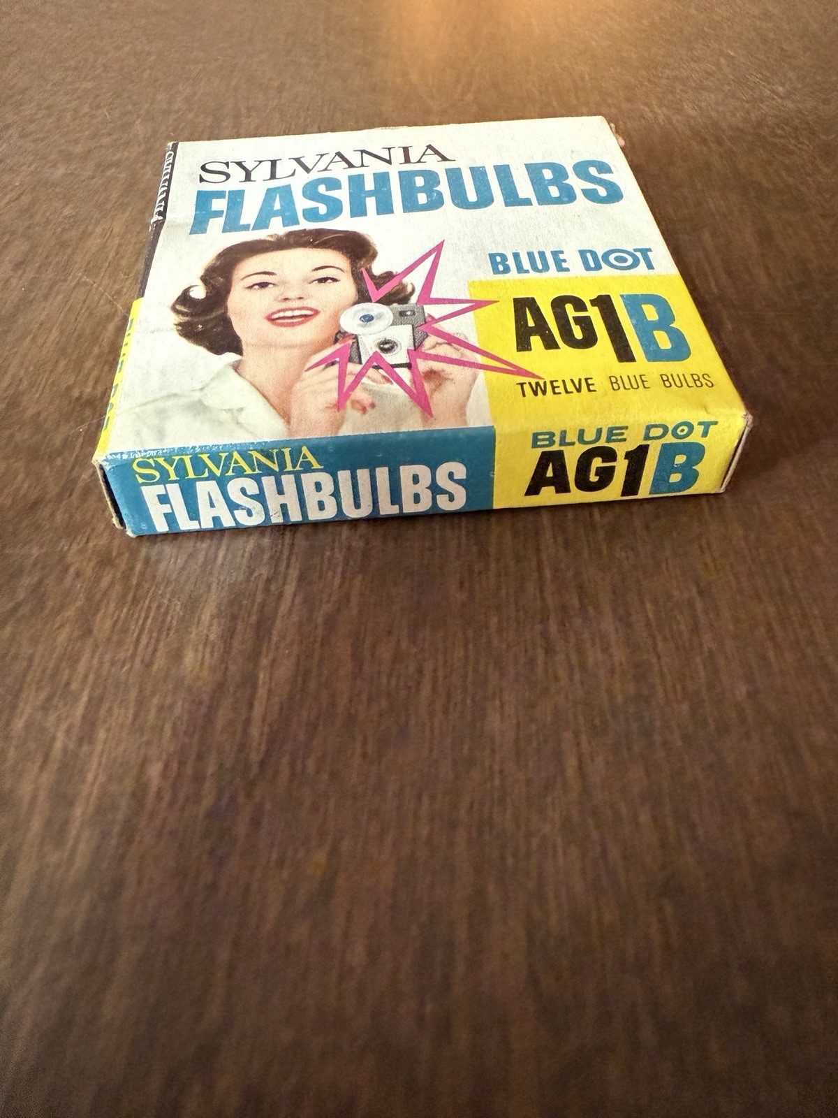 Vintage Sylvania AG1B Blue Dot Flashbulbs 8 Bulbs Made in USA Open Box