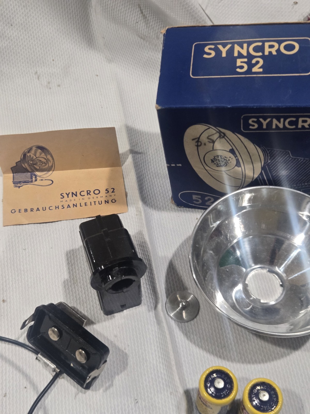 Vintage SYNCRO 52 Flash Gun Reflector Set Germany Box Papers Batteries